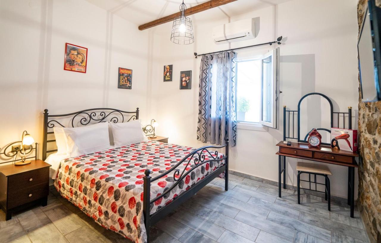 Flora'S Beach And Pool Villa In Syros Liaropá Eksteriør bilde
