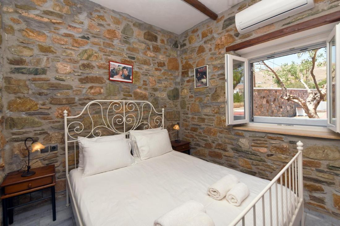 Flora'S Beach And Pool Villa In Syros Liaropá Eksteriør bilde